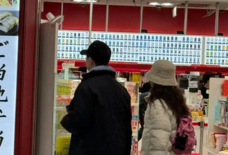 马龙夏露大阪被偶遇，夫妻俩素颜出镜没带孩子，结婚多年依然很甜