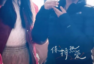 袁立跟小11岁老公到湖南农村串亲，52岁变老变胖