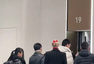 撒贝宁回武汉拜年被偶遇，妻子李白又高又瘦