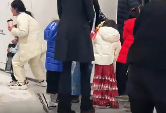 撒贝宁回武汉拜年被偶遇，妻子李白又高又瘦