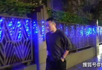 汪小菲台北街头独自淋雨，一言不发神情哀伤