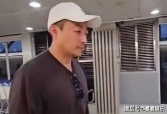 汪小菲台北街头独自淋雨，一言不发神情哀伤
