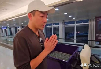汪小菲深夜在台北淋雨暴走 全湿透 状态很崩溃