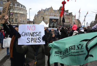 中共外交官刚到场 “打倒中共”响起