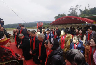 百岁老人五代同堂寿宴摆了118桌,老人从不失眠...