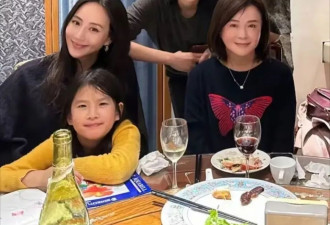 张钧甯跪地给妈妈拜年，亲姐带女儿露面