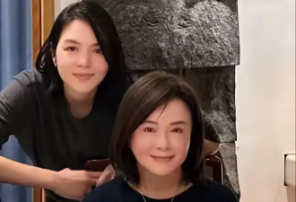张钧甯跪地给妈妈拜年，亲姐带女儿露面