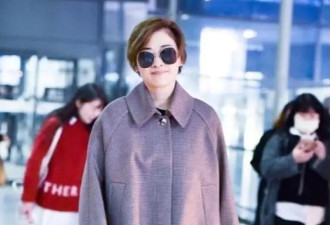 49岁梅婷剪了短发年轻20岁 穿斗篷外套+牛仔裤