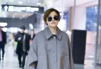 49岁梅婷剪了短发年轻20岁 穿斗篷外套+牛仔裤