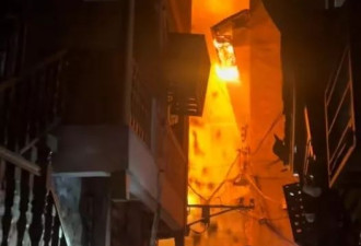 凤凰古城深夜大火 游客穿睡衣光著脚跳窗逃生