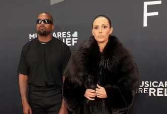 侃爷老婆穿全透明超短裙走红毯被保安赶走？网友怒骂：癫公癫婆突破下限太太太辣眼！