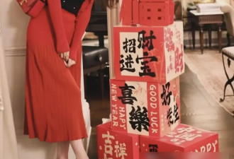 章泽天新年罕晒照，穿奶奶衫搭“姨妈裙”，不仅不俗，意外高级又时髦！