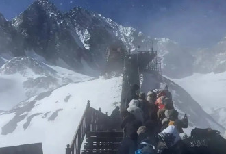 玉龙雪山索道停运,致多名游客被困山顶数小时?