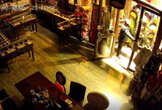 亮化倡议变强制 商户夜间闭店被撬锁开灯