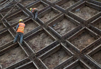 中国房市低迷，多地基建工程难以为继