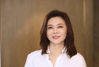 关之琳新年团拜豪晒巨型颈链 谭咏麟现身疑似身高缩水？