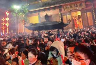春节最大“销金窟”，挤满的全是中年男人