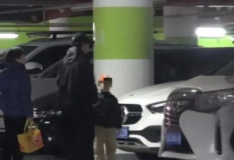 42岁姚笛携子回国，一身朴素装扮气质惊艳嫩似少女，儿子性格活泼明星范足