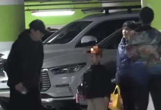 42岁姚笛携子回国，一身朴素装扮气质惊艳嫩似少女，儿子性格活泼明星范足