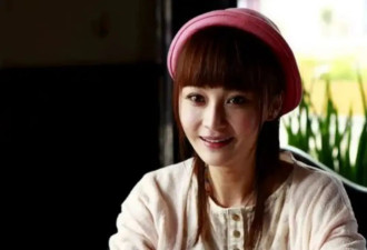 42岁姚笛携子回国，一身朴素装扮气质惊艳嫩似少女，儿子性格活泼明星范足