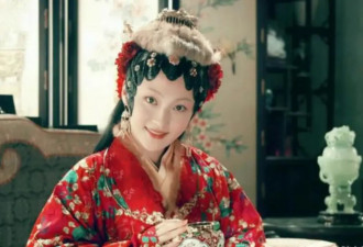 42岁姚笛携子回国，一身朴素装扮气质惊艳嫩似少女，儿子性格活泼明星范足