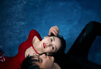 养眼又浪漫！baby王安宇水中嬉戏妩媚性感，亲密暧昧宛如恋人