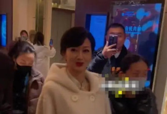 央视春晚路透：71岁赵雅芝、61岁叶童、55岁王菲，全都是不老女神
