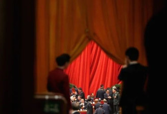 曝习近平被“两面人”重重包围