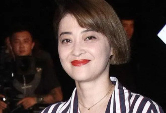梅婷减肥成功后剪了短发 穿衬衫+短裙时髦减龄