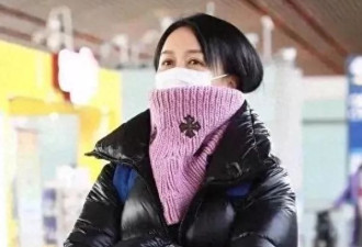 57岁那英把机场走成秀场，把粉色围脖当成口罩用