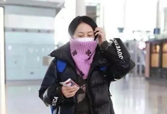 57岁那英把机场走成秀场，把粉色围脖当成口罩用