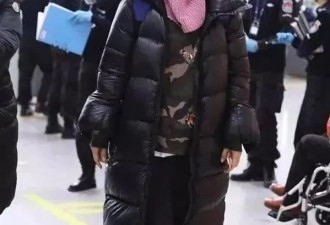 57岁那英把机场走成秀场，把粉色围脖当成口罩用