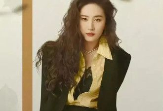 刘亦菲野性美与丰腴泳装的大碰撞，蓝色泳装被嘲太壮