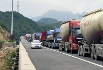 他在上班的路上，随手拍下2000起交通违章