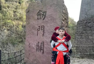 90后小伙背70岁母亲登上剑门关 曾带母亲四处打工