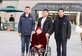 90后小伙背70岁母亲登上剑门关 曾带母亲四处打工