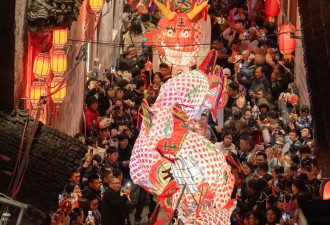 第一次过非遗年的中国人，挤爆了这座县城