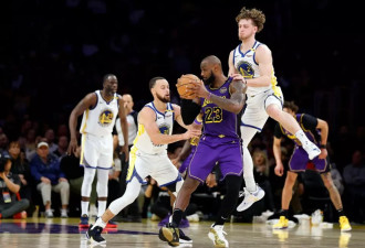60岁哈里斯和丈夫看NBA，坐在了“省钱位”