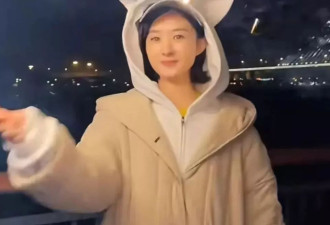 37岁赵丽颖回家玩烟花，穿兔兔卫衣开心玩耍