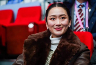 38岁泰国美女总理看冰球赛，随音乐舞动很可爱