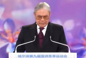 霍启刚和78岁父亲一起工作，像小学老师般照顾队员