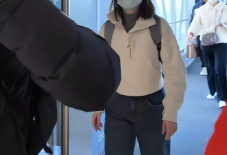 霍启刚和78岁父亲一起工作，像小学老师般照顾队员