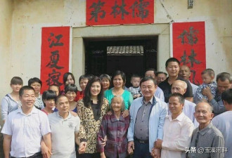 佩通坦很自豪有华裔血统，向观众疯狂比心