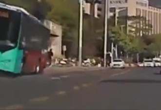 深圳巴士撞站台 2死1伤