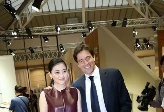 梅婷脱离微胖圈后太时髦，穿无袖皮裙领口“开条缝”，高级感无敌