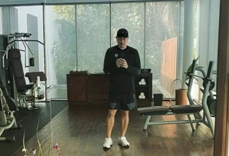 香港知名男星颜值回春，克服容貌焦虑晒照