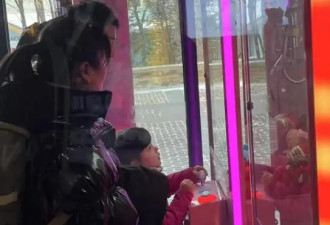 撒贝宁夫妇带龙凤胎游玩，陪两个孩子抓娃娃...