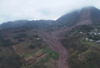 中国四川山体滑坡民房遭掩埋，仍有29人失联