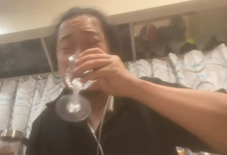 曝张丰毅儿子患情绪病！大口喝56度白酒，车内痛哭爹娘都不管