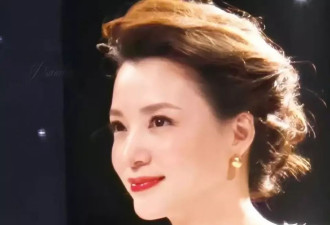 51岁董卿路边等车被偶遇，她留了长发还染黄